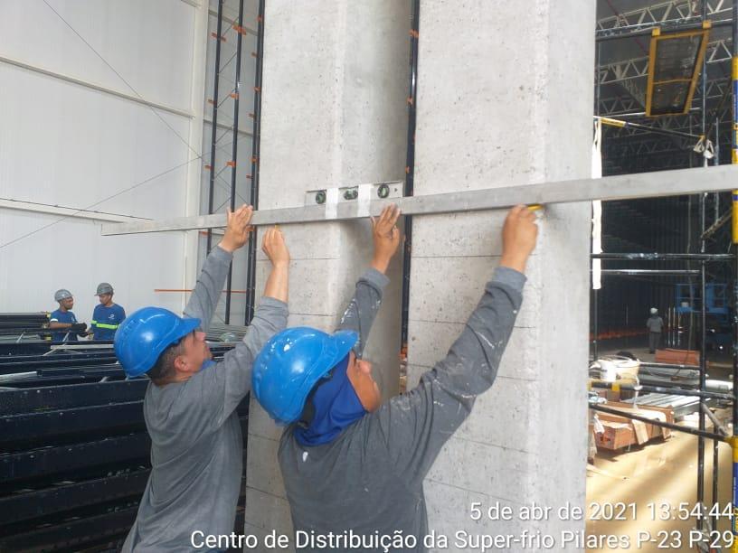 Homens trabalham para reforçar a estrutura de um armazém - Cuiabá (MT)