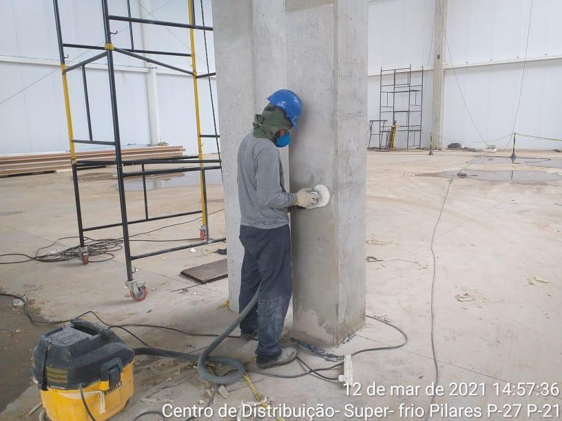Homens trabalham para reforçar a estrutura de um armazém - Cuiabá (MT)